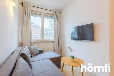 Кухиња; кухињски апарати, дрвени под, природно светло, модерни стил