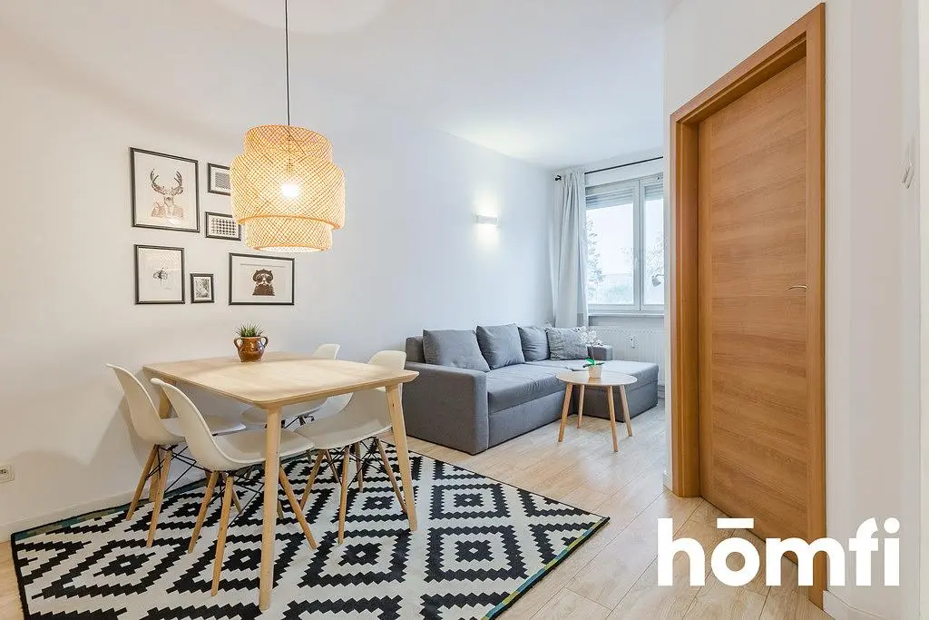 Кухиња; кухињски апарати, дрвени под, природно светло, модерни стил