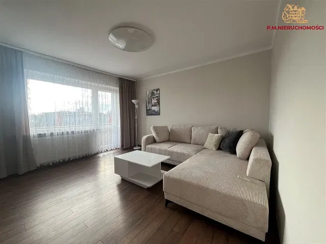 Soggiorno; pavimento in legno, luce naturale, stile moderno