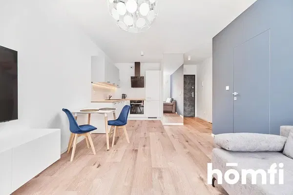 Κουζίνα; συσκευές κουζίνας, ξύλινο πάτωμα, φυσικό φως, μοντέρνο στυλ