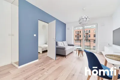 Cucina; elettrodomestici, pavimento in legno, luce naturale, stile moderno