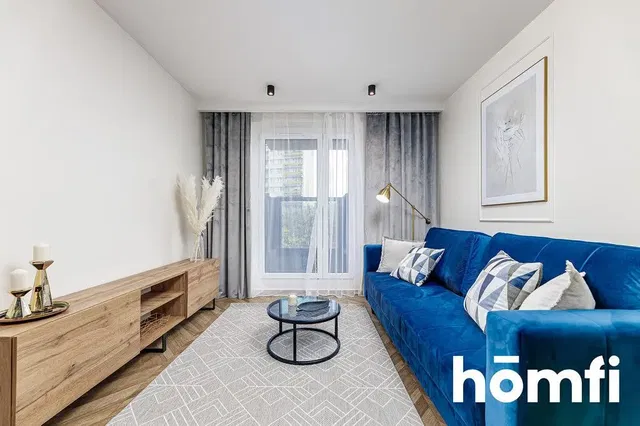 Cucina; elettrodomestici, pavimento in legno, luce naturale, stile moderno