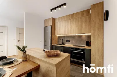 Cucina; elettrodomestici, pavimento in legno, luce naturale, stile moderno