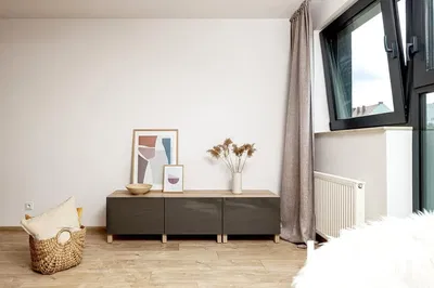 Cucina; elettrodomestici, pavimento in legno, luce naturale, stile moderno