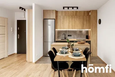 Cucina; elettrodomestici, pavimento in legno, luce naturale, stile moderno