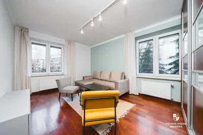 Kuhinja; kuhinjski aparati, drveni pod, prirodno svjetlo, moderni stil