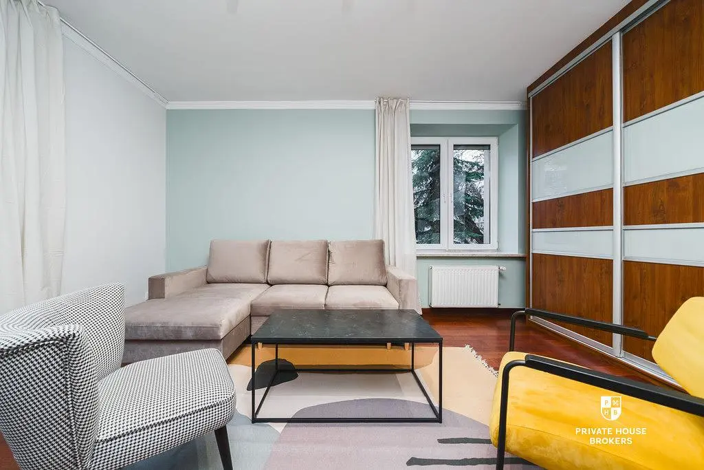 Kuhinja; kuhinjski aparati, drveni pod, prirodno svjetlo, moderni stil