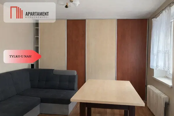 Кухня; кухненски уреди, дървен под, естествена светлина, модерен стил