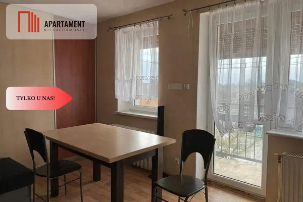 Кухня; кухненски уреди, дървен под, естествена светлина, модерен стил