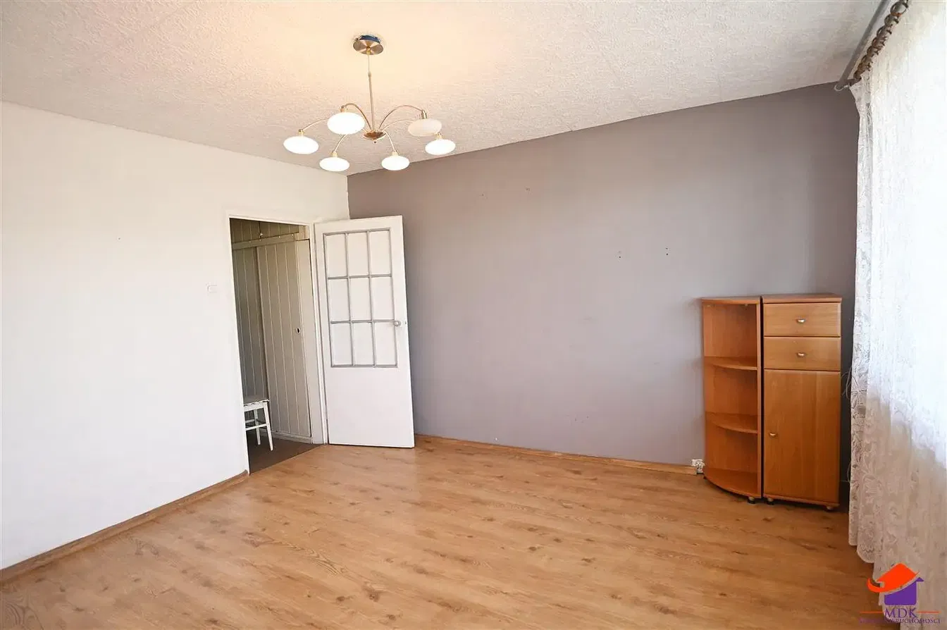 Wohnzimmer; holzboden, tageslicht, moderner stil