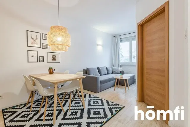 Кухиња; кухињски апарати, дрвени под, природно светло, модерни стил