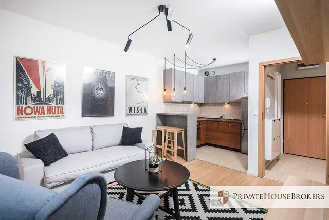 Kuhinja; kuhinjski aparati, drveni pod, prirodno svjetlo, moderni stil