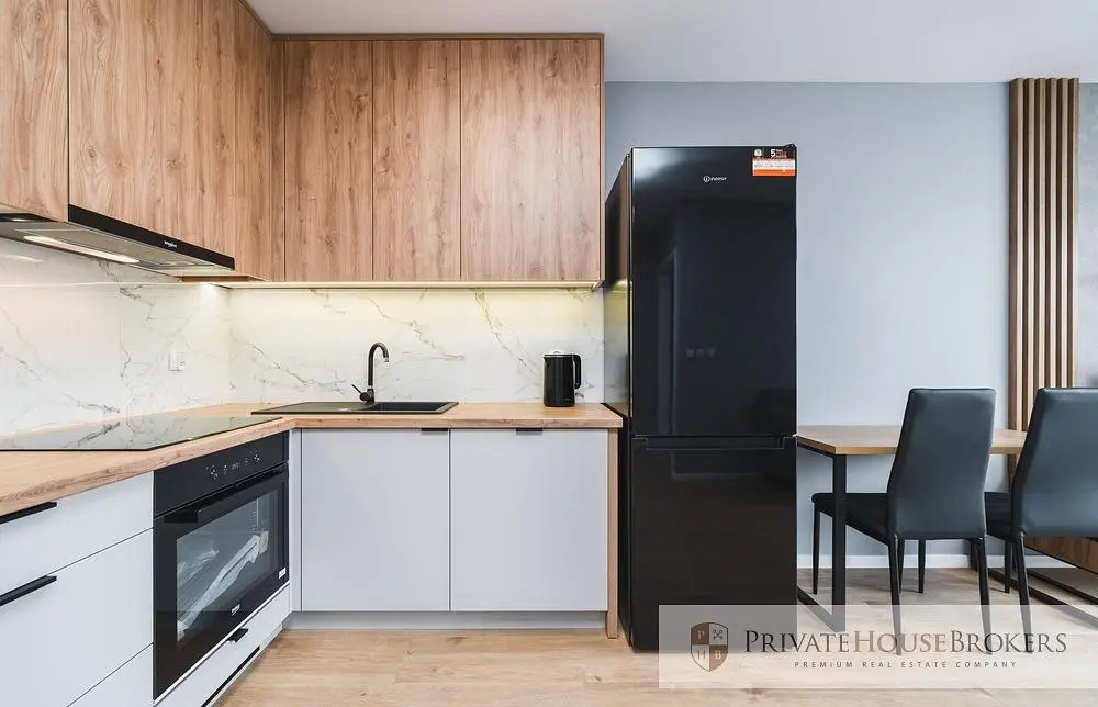 Keuken; keukenapparatuur, houten vloer, natuurlijk licht, moderne stijl