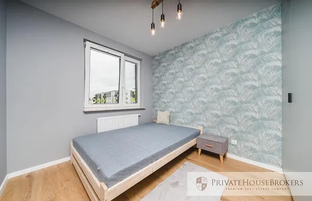 Kuhinja; kuhinjski aparati, drveni pod, prirodno svjetlo, moderni stil