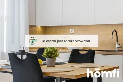 Kuchyně; kuchyňské spotřebiče, dřevěná podlaha, přirozené světlo, moderní styl