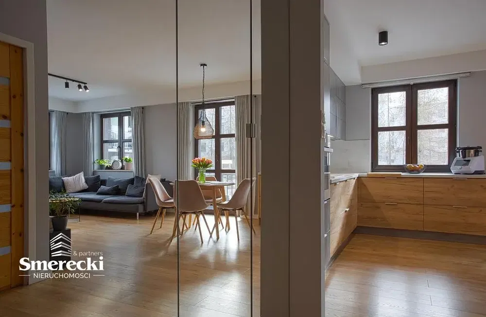 Кухня; кухненски уреди, дървен под, естествена светлина, модерен стил