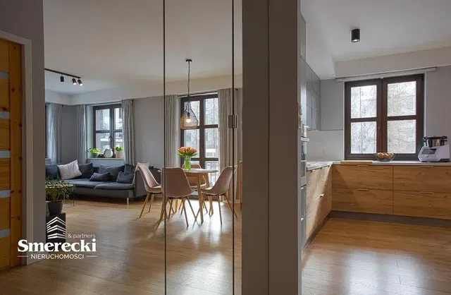 Küche; küchengeräte, holzboden, tageslicht, moderner stil