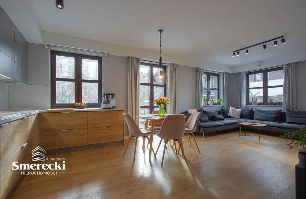 Кухня; кухненски уреди, дървен под, естествена светлина, модерен стил