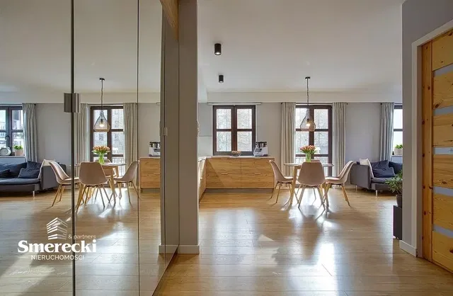 Küche; küchengeräte, holzboden, tageslicht, moderner stil