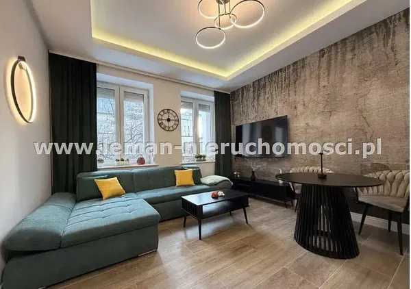 Кухня; кухненски уреди, дървен под, естествена светлина, модерен стил