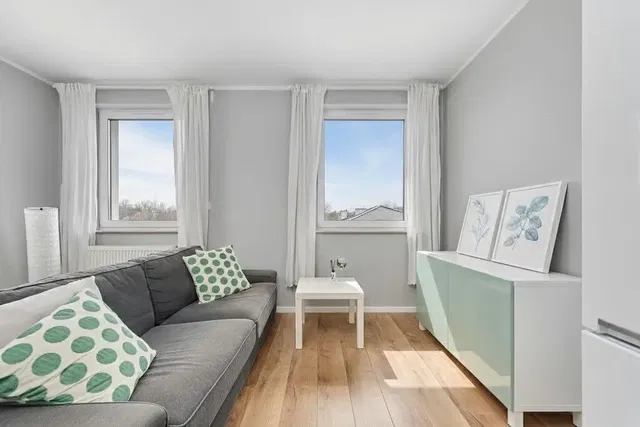 Soggiorno; pavimento in legno, luce naturale, stile moderno