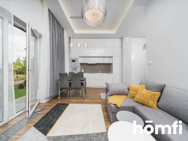 Кухиња; кухињски апарати, дрвени под, природно светло, модерни стил