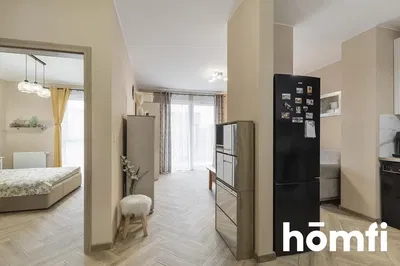 Keuken; keukenapparatuur, houten vloer, natuurlijk licht, moderne stijl