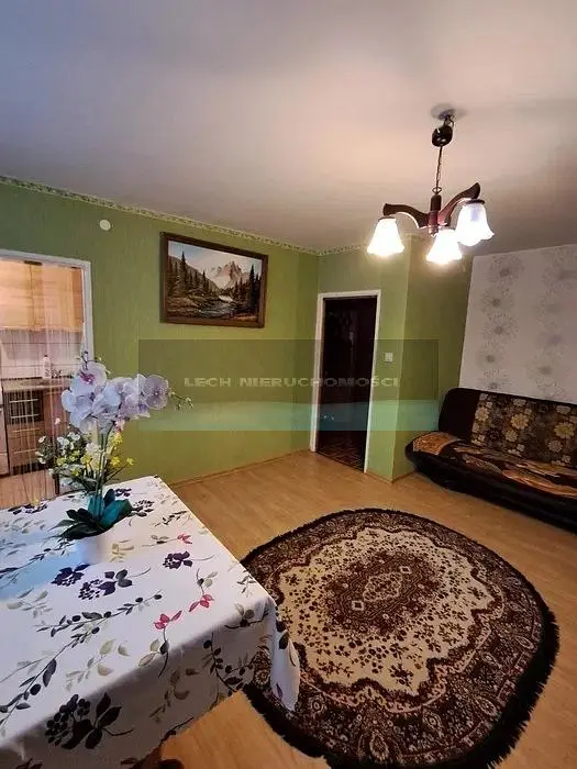 Хол; дървен под, естествена светлина, модерен стил