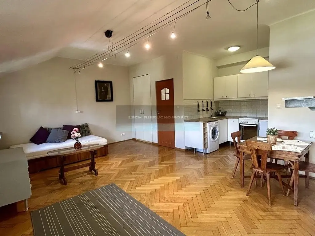 Кухня; кухненски уреди, дървен под, естествена светлина, модерен стил