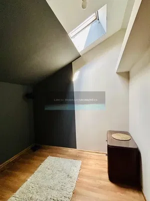 Кухня; кухненски уреди, дървен под, естествена светлина, модерен стил