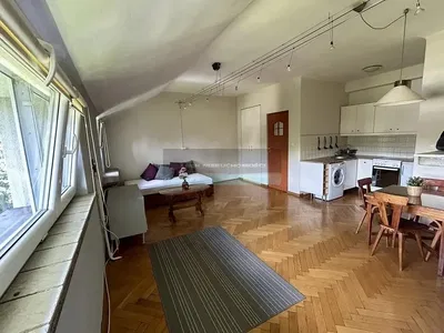 Кухня; кухненски уреди, дървен под, естествена светлина, модерен стил