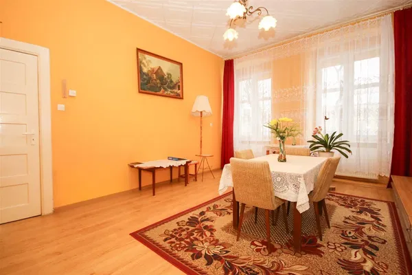 Кухня; кухненски уреди, дървен под, естествена светлина, модерен стил