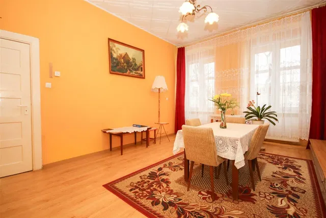 Küche; küchengeräte, holzboden, tageslicht, moderner stil