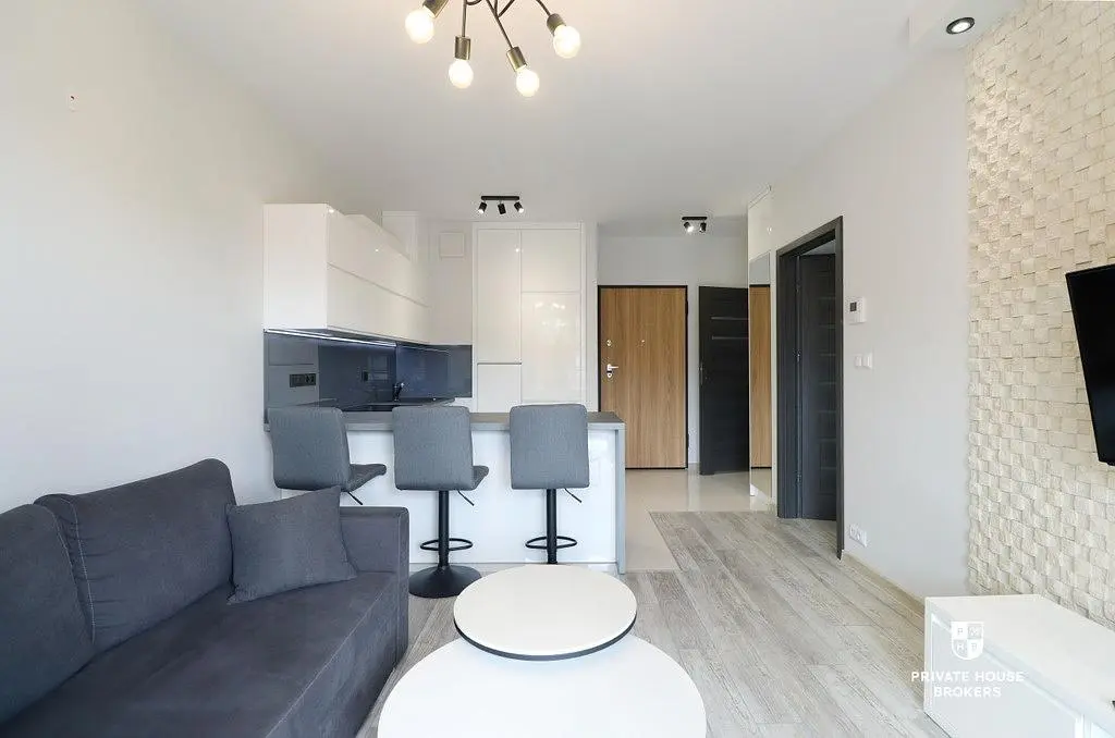 Woonkamer; houten vloer, natuurlijk licht, moderne stijl