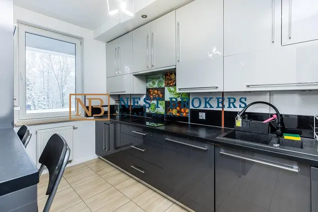 Kuchnia; sprzęt kuchenny, podłoga drewniana, światło dzienne, styl nowoczesny