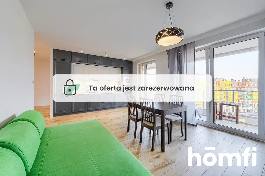 Kuchyňa; kuchynské spotrebiče, drevená podlaha, prirodzené svetlo, moderný štýl