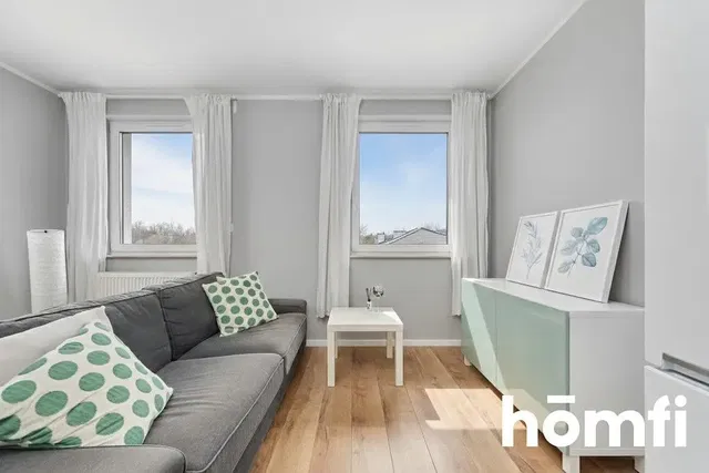 Cucina; elettrodomestici, pavimento in legno, luce naturale, stile moderno