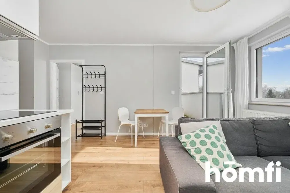 Kuchyně; kuchyňské spotřebiče, dřevěná podlaha, přirozené světlo, moderní styl