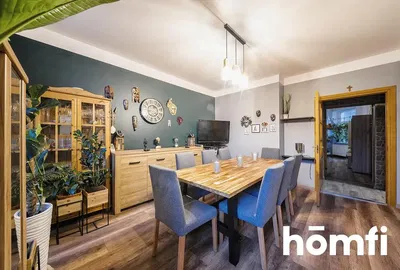 Хол; дървен под, естествена светлина, модерен стил