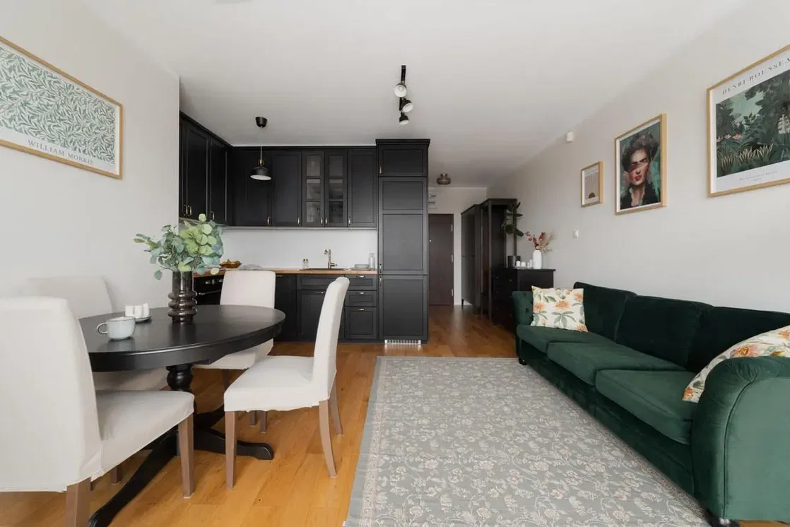 Cuisine; électroménager, parquet, lumière naturelle, style moderne