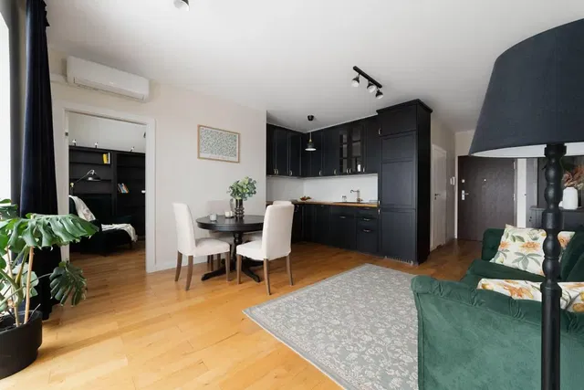 Küche; küchengeräte, holzboden, tageslicht, moderner stil