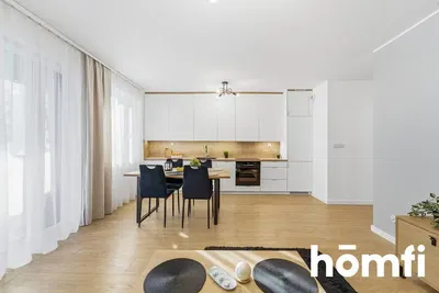 Kuchyně; kuchyňské spotřebiče, dřevěná podlaha, přirozené světlo, moderní styl