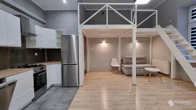 Kuchyně; kuchyňské spotřebiče, dřevěná podlaha, přirozené světlo, moderní styl