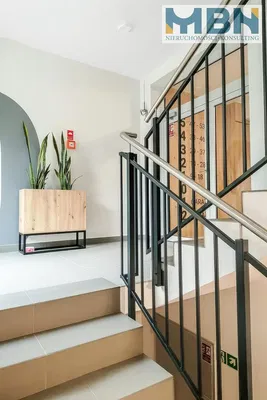 Küche; küchengeräte, holzboden, tageslicht, moderner stil