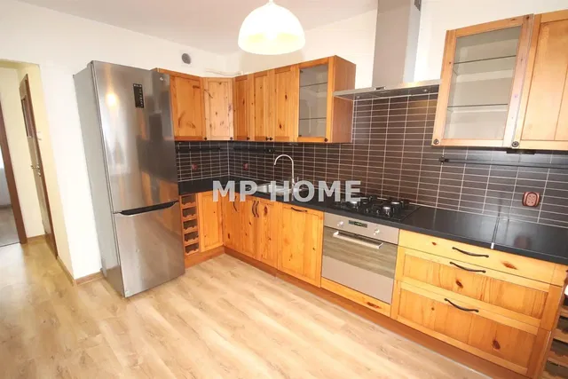 Küche; küchengeräte, holzboden, tageslicht, moderner stil