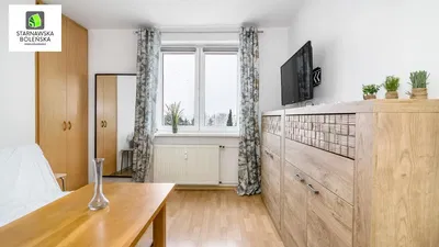 Kuchyně; kuchyňské spotřebiče, dřevěná podlaha, přirozené světlo, moderní styl