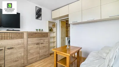 Kuchyně; kuchyňské spotřebiče, dřevěná podlaha, přirozené světlo, moderní styl