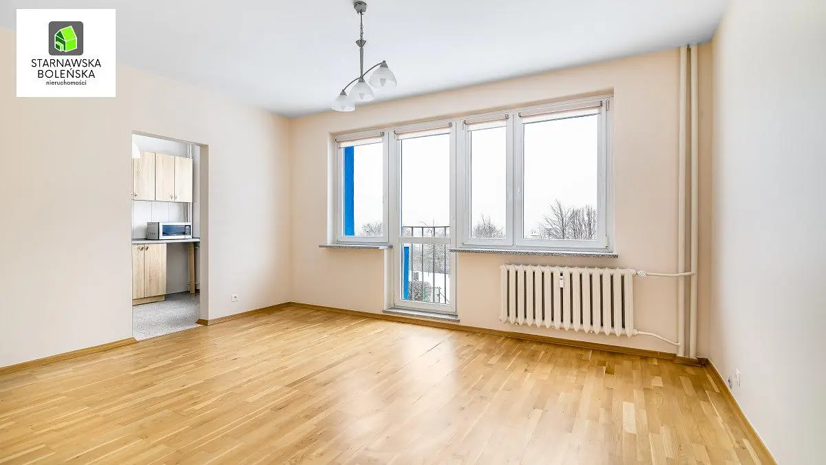 Кухиња; кухињски апарати, дрвени под, природно светло, модерни стил