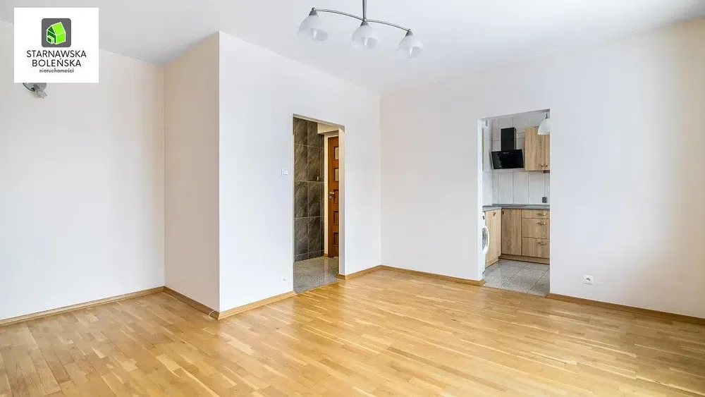 Кухиња; кухињски апарати, дрвени под, природно светло, модерни стил