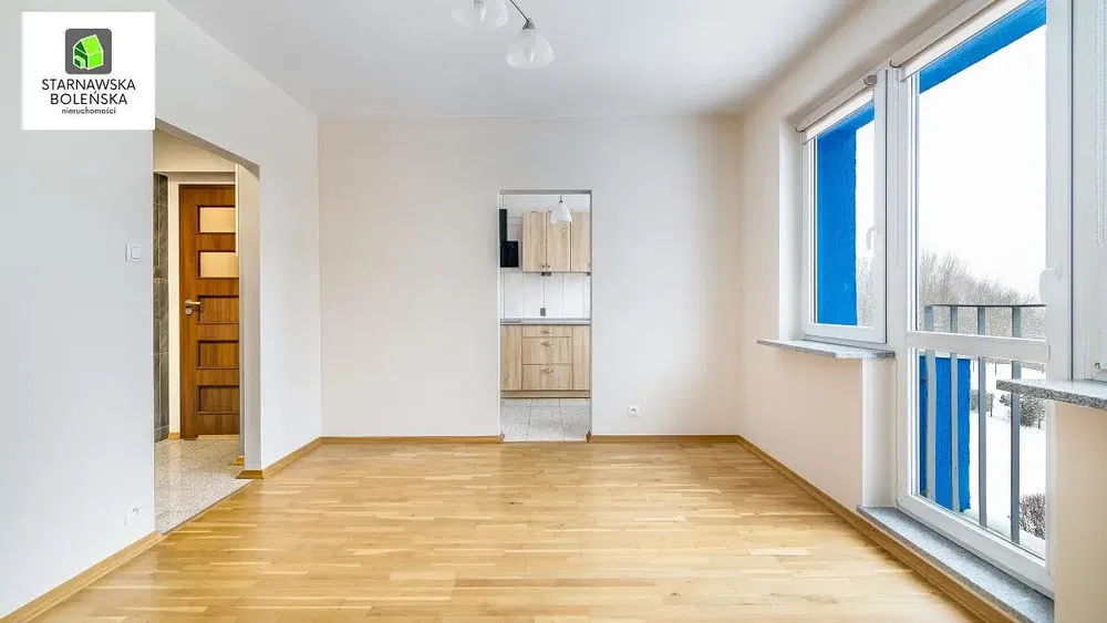 Кухиња; кухињски апарати, дрвени под, природно светло, модерни стил